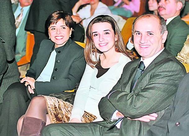 Cristina, Alexandra și George Copos au motive să zâmbească. Ei formează o familie împlinită financiar Cristina, Alexandra și George Copos au motive să zâmbească. Ei formează o familie împlinită financiar