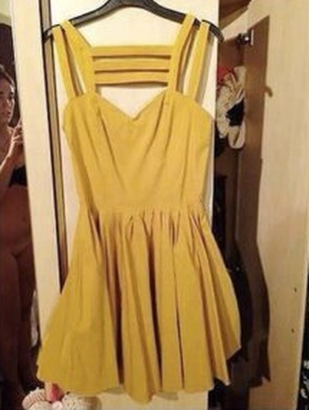 +18 | S-A FĂCUT DE RÂS PE TOT INTERNETUL! O femeie şi-a arătat "PĂSĂRICA" pe un site de licitaţii, după ce s-a pozat DIN GREŞEALĂ