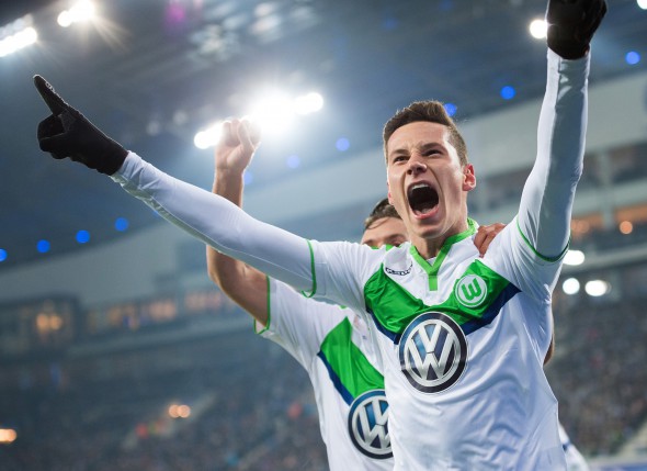 epa05167044 Wolfsburg's Julian Draxler celebrates after scoring the 1-0 lead during the UEFA Champions League Round of 16 match between KAA Gent and VfL Wolfsburg, at Ghelamco Arena stadium in Ghent, Belgium, 17 February, 2016. EPA/MARIUS BECKER