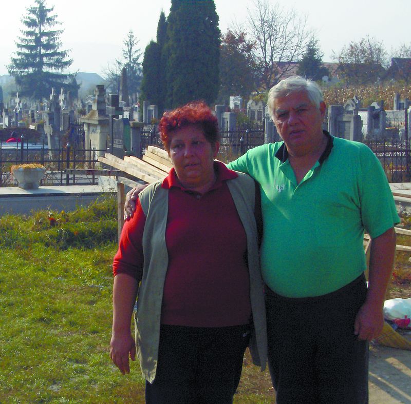 3807-104132-poza2cimitir.jpg