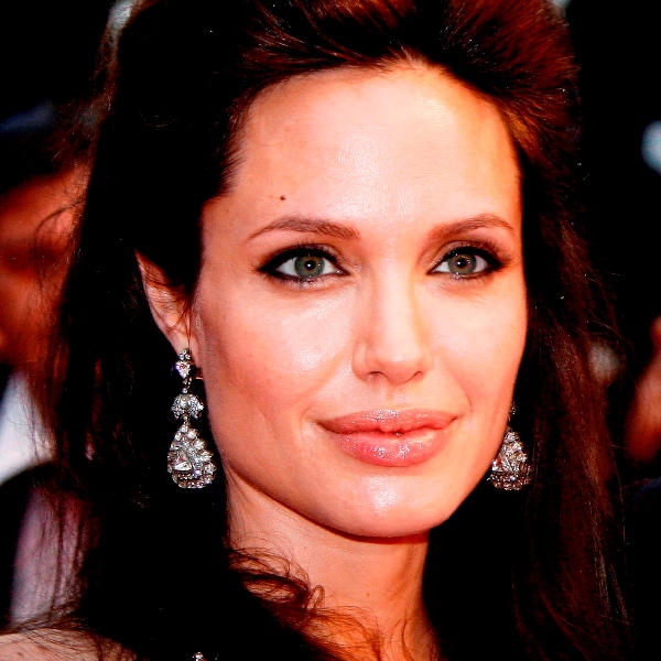 0-111226-angelina.jpg