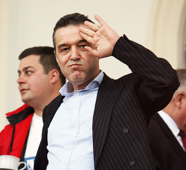 0-112005-becali.jpg