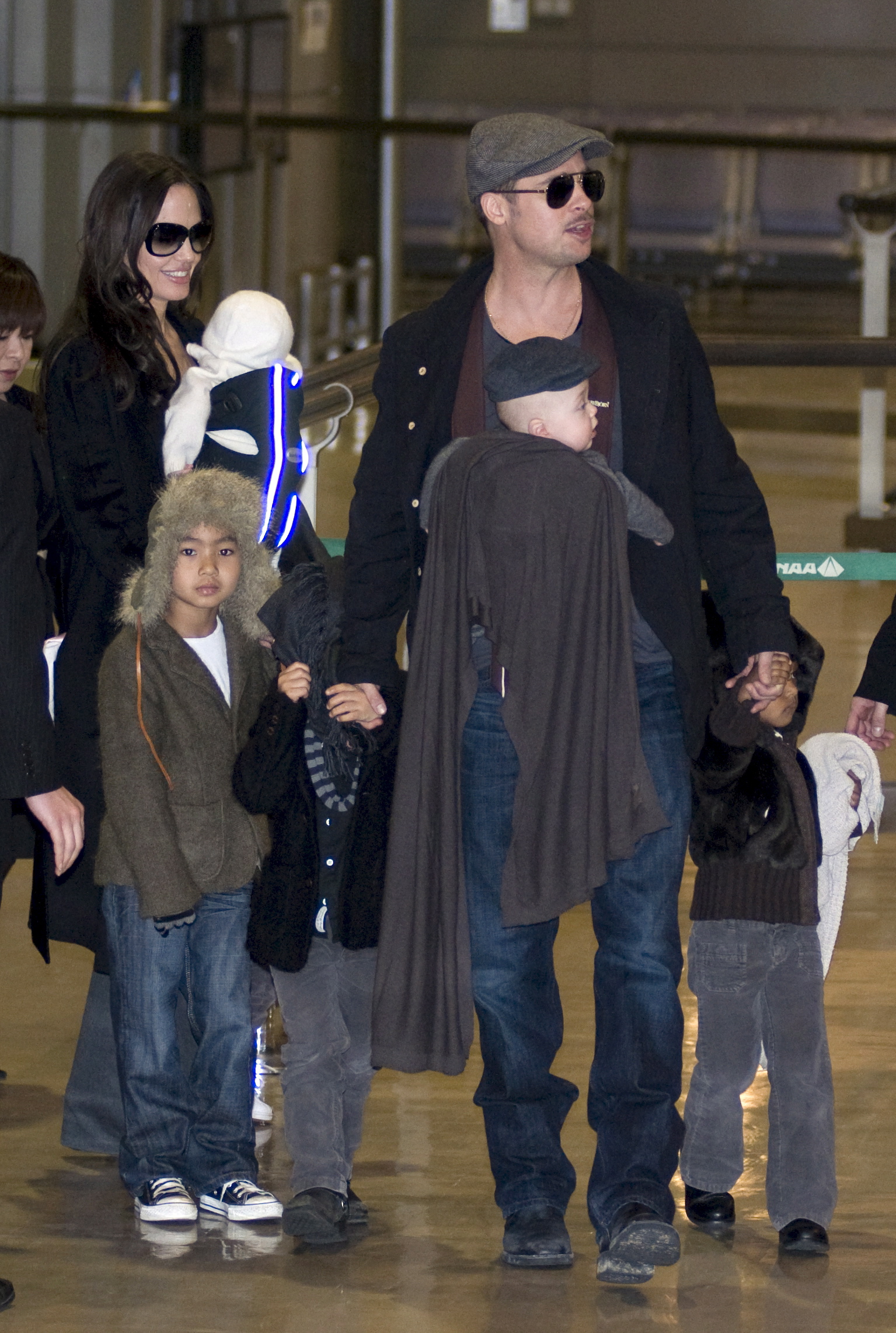 0-122691-angelinabrad.jpg