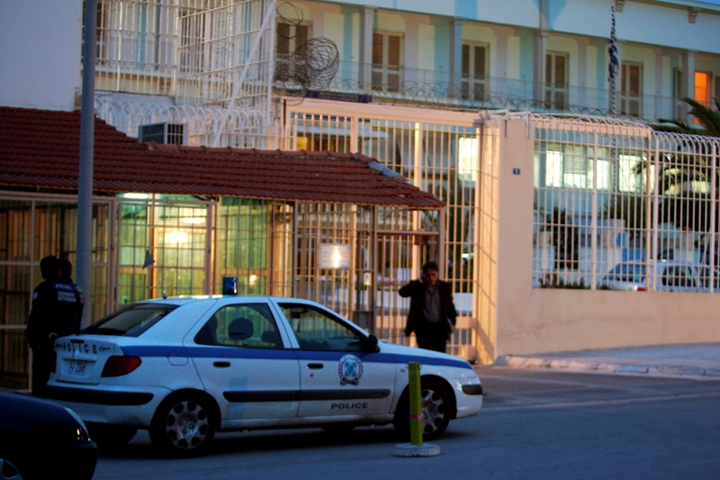 0-128628-policemenareseenoutsidethekorydalloshighsecurityprisoninathens.jpg