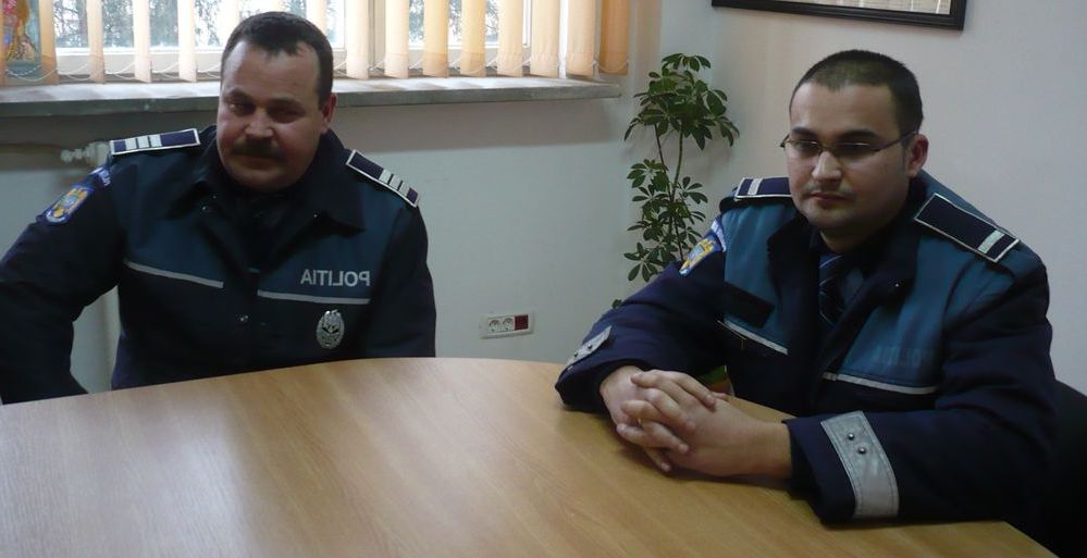 3932-129689-poza2politisti.jpg