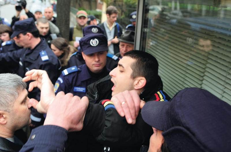 3933-129949-iliescu1.jpg 3933-129949-iliescu1.jpg