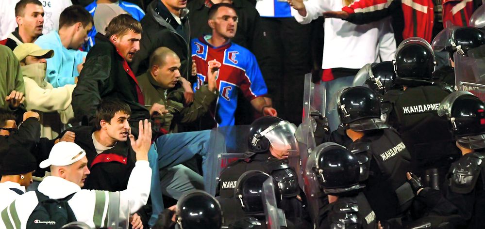 3959-135693-25conflictsuporteripolitiedupameciulserbiamontenegrobosniaherzegovinaepa.jpg