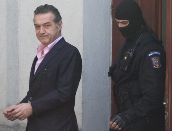 0-140546-becali.jpg