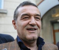 0-140704-0138329becali.jpg