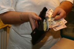 0-150056-vanzatoare_bani3.jpg