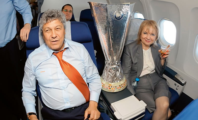 4012-148739-15neli_mircealucescu_si_cupa.jpg 4012-148739-15neli_mircealucescu_si_cupa.jpg