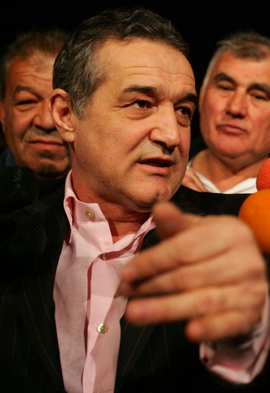 0-153228-becali.jpg