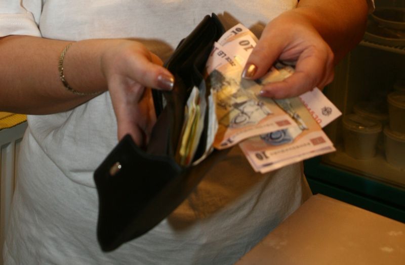 0-154724-vanzatoare_bani1.jpg