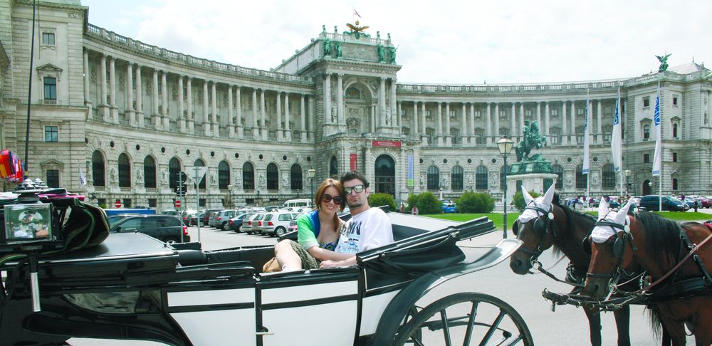 4043-156824-11foto1pozedoarptnoilaurasismileycutrasuralabibliotecanatviena.jpg