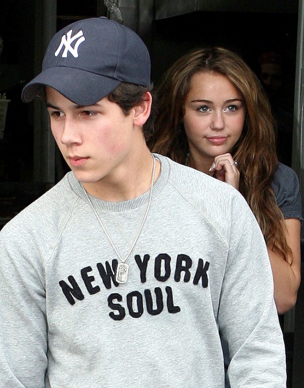 0-160337-mileycyrusnickjonas.jpg