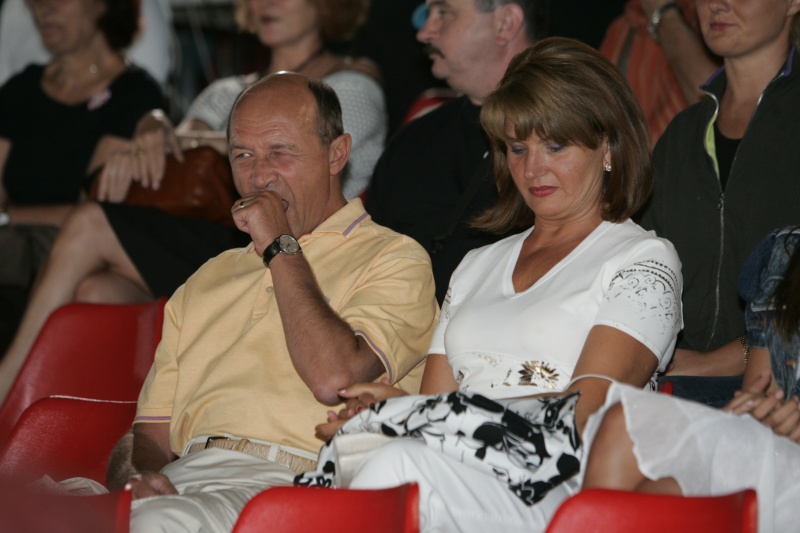 0-167335-basescu_teatru.jpg