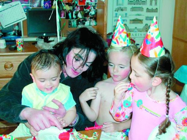 4053-159549-23michaeljacksoncopiinorth.jpg