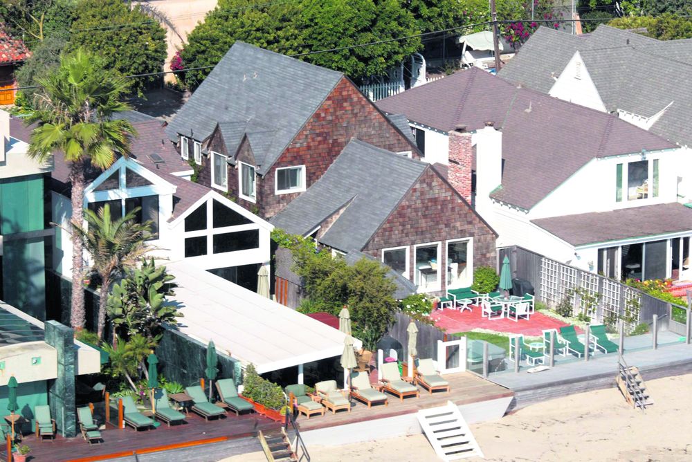 0-194471-32malibuhousefire092905_11.jpg