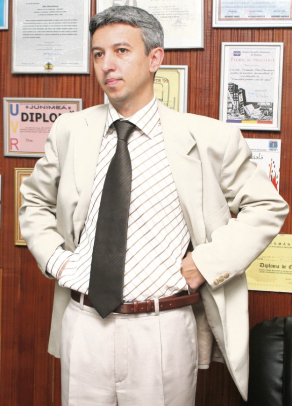 4305-224792-dandiaconescucostumalb1.jpg