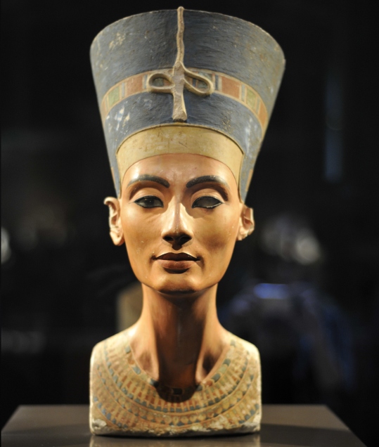 0-240067-nefertitihepta.jpg