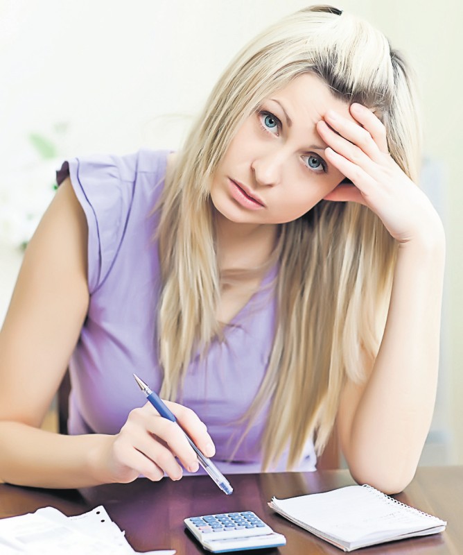 4382-247185-femeiecalculegrijibiroushutterstock1.jpg
