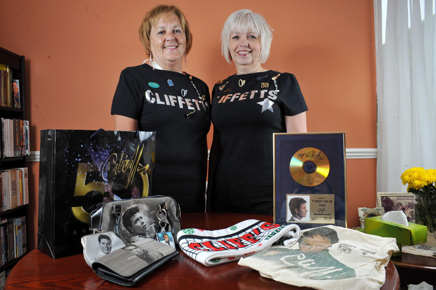 Au cheltuit peste 1 milion de lire pentru a-l urmării pe Cliff Richards milion-de-lire-Cliff-Richards.jpg