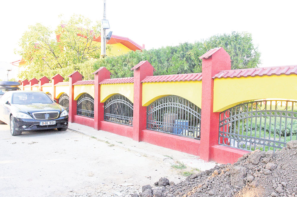 Ca să intre în vila manelistului, hoţii au sărit gardul înalt din beton