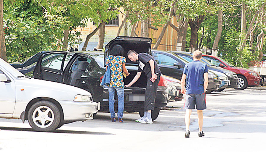 Sişu, într-una din rarele ocazii în care a fost văzut pe stradă, alături de iubita lui