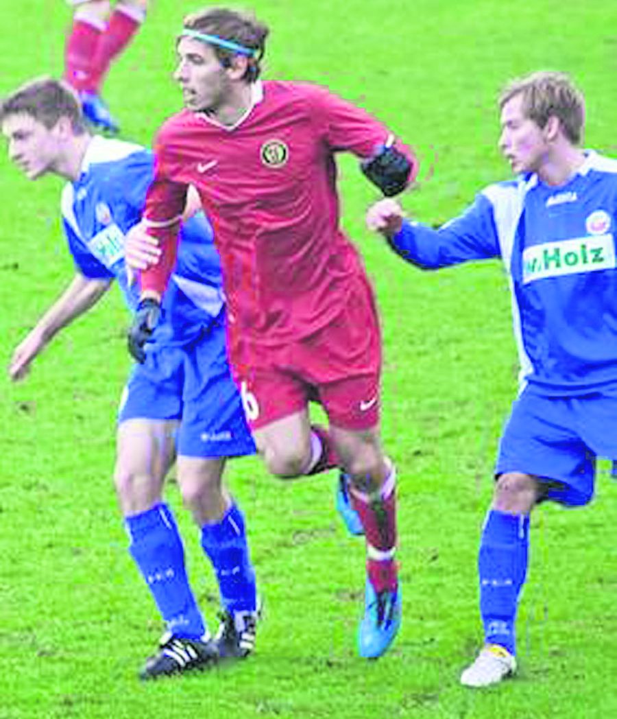 Patrick Posipal (în roşu), nepotul marelui Josef Posipal, speră să ajungă şi el un fotbalist important