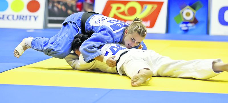 În finala de sâmbătă, Alina Dumitru, care a anunţat că se va retrage după Olimpiada din 2012, a fost deasupra lui Carmen şi la propriu, şi la figurat