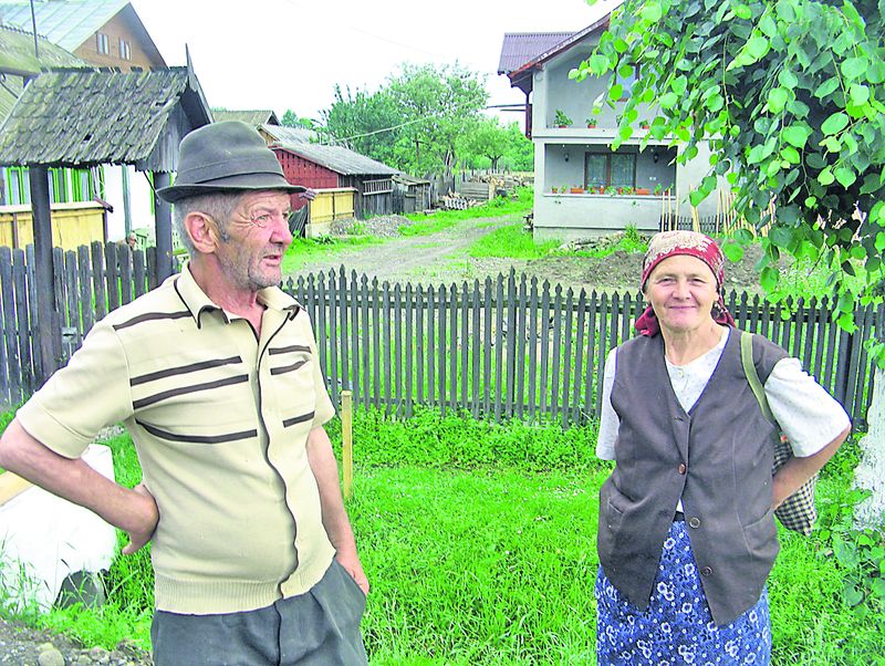 Vasile şi Elena Vodă, vecinii Mariei Udrea, îşi amintesc de traiul greu de care a avut parte mama blondei de la Turism