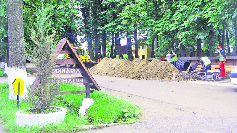 Intrarea în comuna Mălini este aproape blocată de utilaje şi de muncitori, care lucrează la reţeaua de canalizare şi la staţiile de epurare a apei