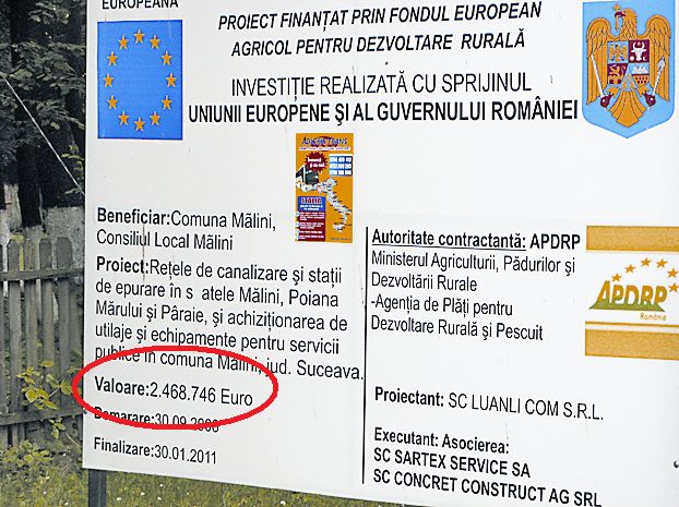 Panoul prin care cetăţenii comunei sunt informaţi de primărie că se vor cheltui 2,5 milioane de euro (medalion) pentru un proiect care nu-i avantajează