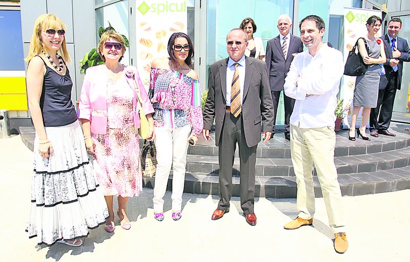 Roxana Iliescu, soţia proprietarului, Doina Ilie, Nico, Gheorghe Ilie, patronul Spicul, şi Dan Negru (de la stânga la dreapta) au participat ieri la inaugurarea fabricii Chitila