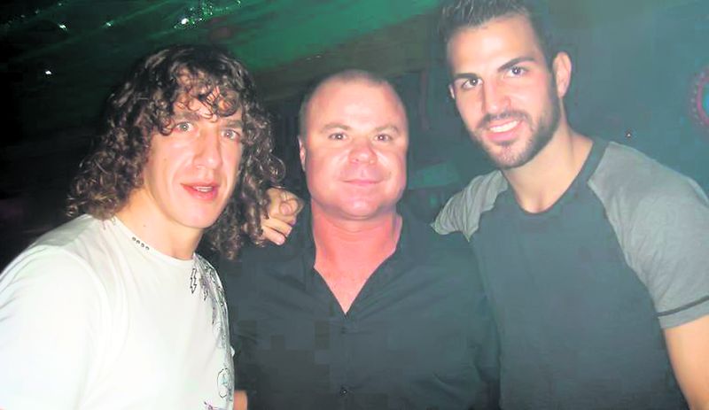 Nicu Gheară, încadrat de Puyol (stânga), căpitanul Barcelonei, şi de Fabregas, liderul lui Arsenal Nicu Gheară, încadrat de Puyol (stânga), căpitanul Barcelonei, şi de Fabregas, liderul lui Arsenal