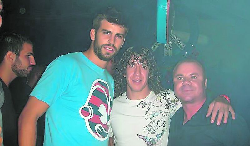 Pique (stânga), alături de Puyol, coechipierul său de la Barcelona, şi de Nicu Gheară (dreapta) Pique (stânga), alături de Puyol, coechipierul său de la Barcelona, şi de Nicu Gheară (dreapta)