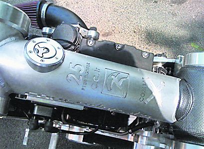 Rezervorul e inscripţionat cu iniţialele tânărului