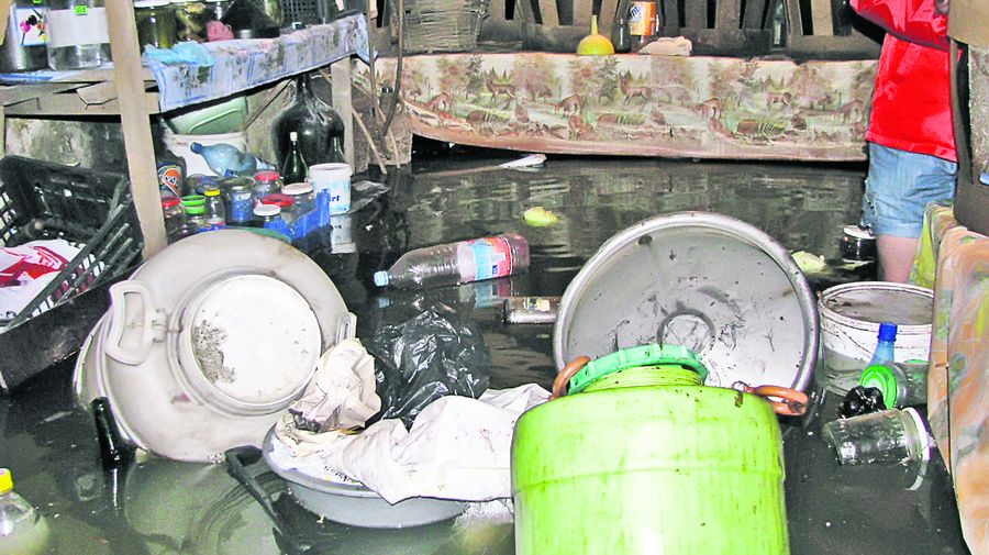 Ploile şi vijeliile i-au terorizat pe români: Totul pluteşte în case!