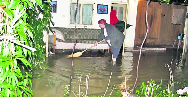Ploile şi vijeliile i-au terorizat pe români: Totul pluteşte în case!