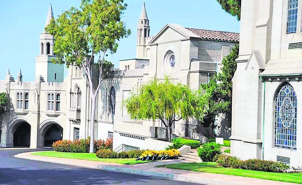 Acesta este mausoleul unde se află cripta cântăreţului