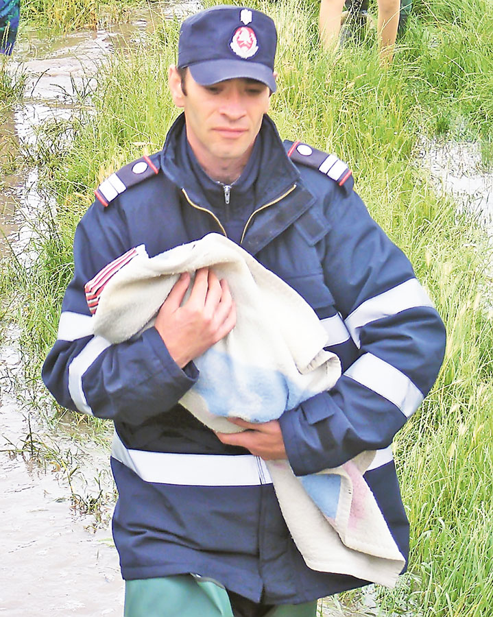 pompier-salveaza-un-copil-din-fata-inundatiilor.jpg