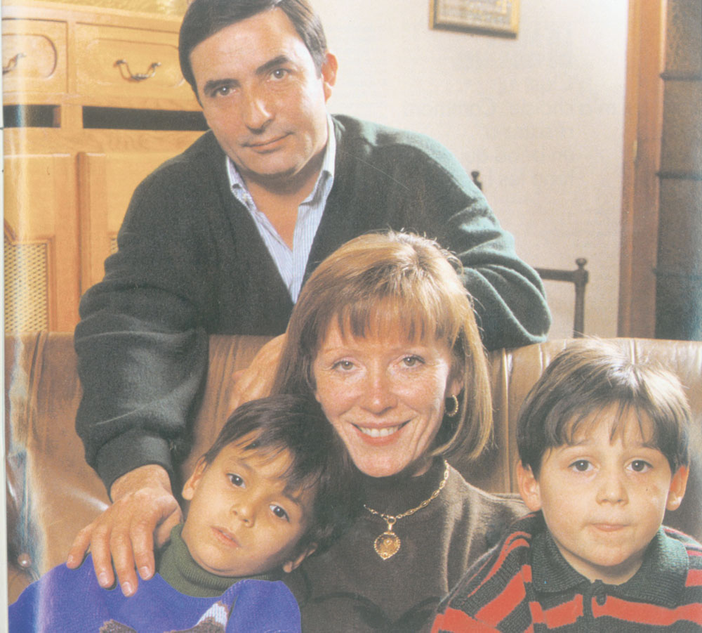 4449-267709-familia_bastide_si_cei_doi_orfani_adoptati.jpg