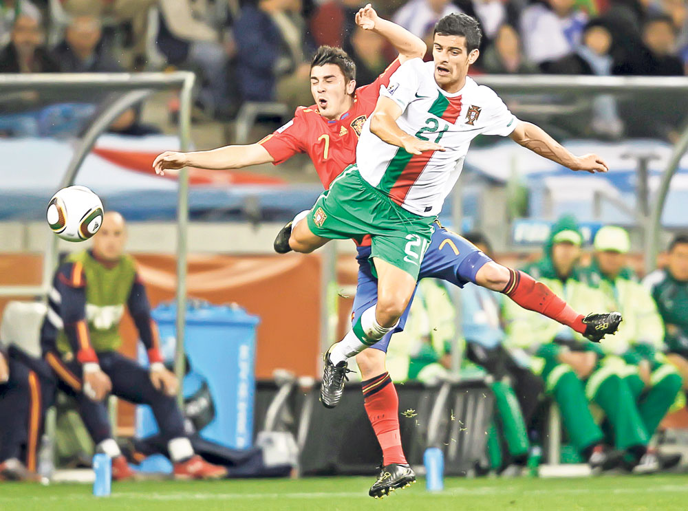David Villa (în roşu), unicul marcator al meciului Spania-Portugalia
