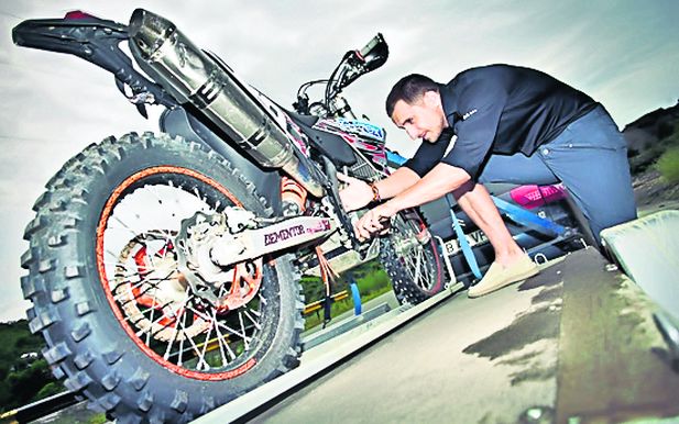 Dani Oţil e de-a dreptul îndrăgostit de motorul lui