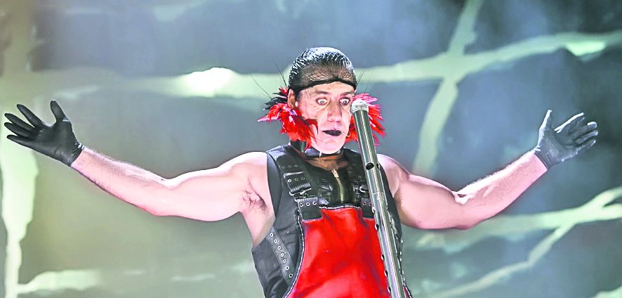Solistul Till Lindemann a făcut spectacol şi pe scenă, şi în culise