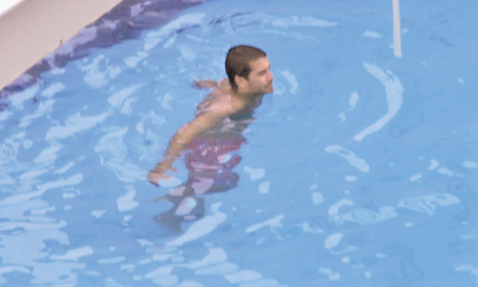 4454-269448-chivu_in_piscina.jpg 4454-269448-chivu_in_piscina.jpg