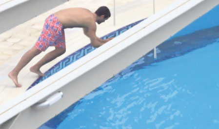 4454-269450-chivu_sare_in_piscina.jpg 4454-269450-chivu_sare_in_piscina.jpg