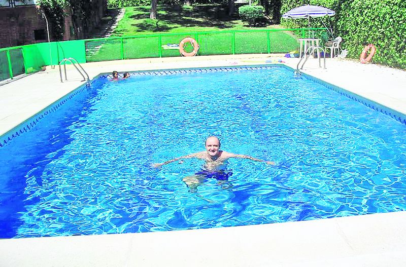 Românul se menţine în formă înotând câteva zeci de minute pe zi în piscină Românul se menţine în formă înotând câteva zeci de minute pe zi în piscină