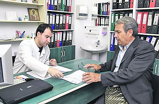 Dr. Robert Drăghici (stânga) a verificat analizele pacientului Victor Grăjdieru şi a constatat că acesta s-a vindecat complet Dr. Robert Drăghici (stânga) a verificat analizele pacientului Victor Grăjdieru şi a constatat că acesta s-a vindecat complet