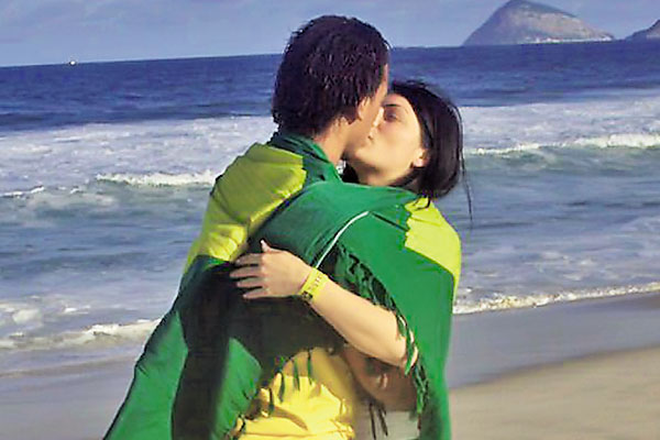 4460-271342-2.jpg Eric şi Cosmina s-au logodit pe plaja de la Copacabana, înfăşuraţi în steagul Braziliei